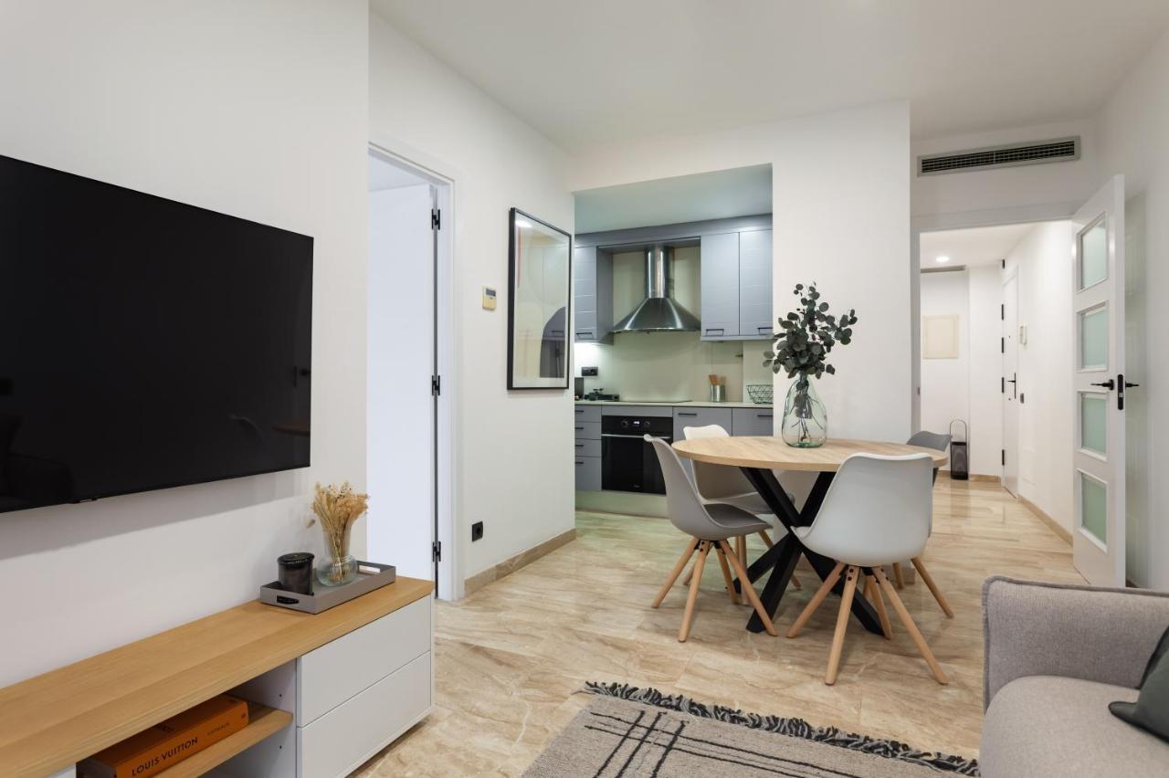 Cozy Apartment Les Corts Barcellona Esterno foto