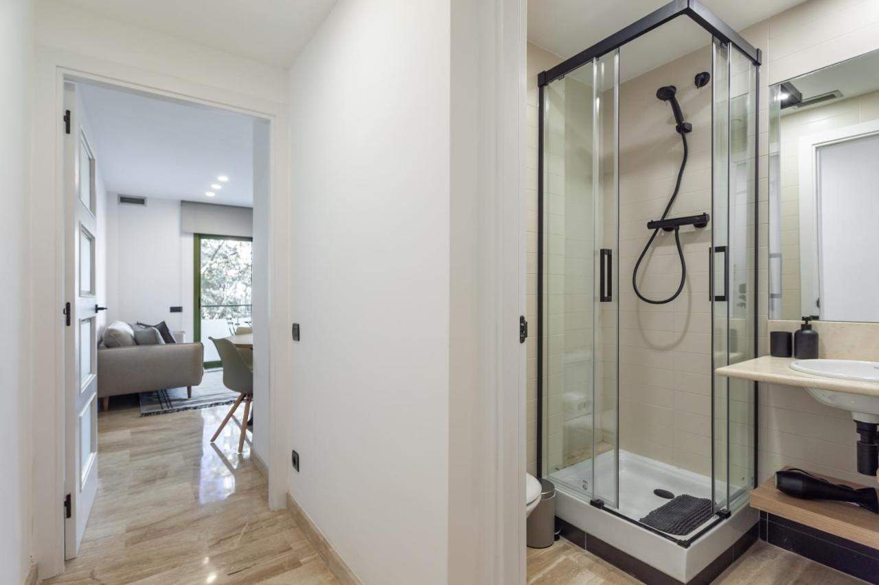 Cozy Apartment Les Corts Barcellona Esterno foto