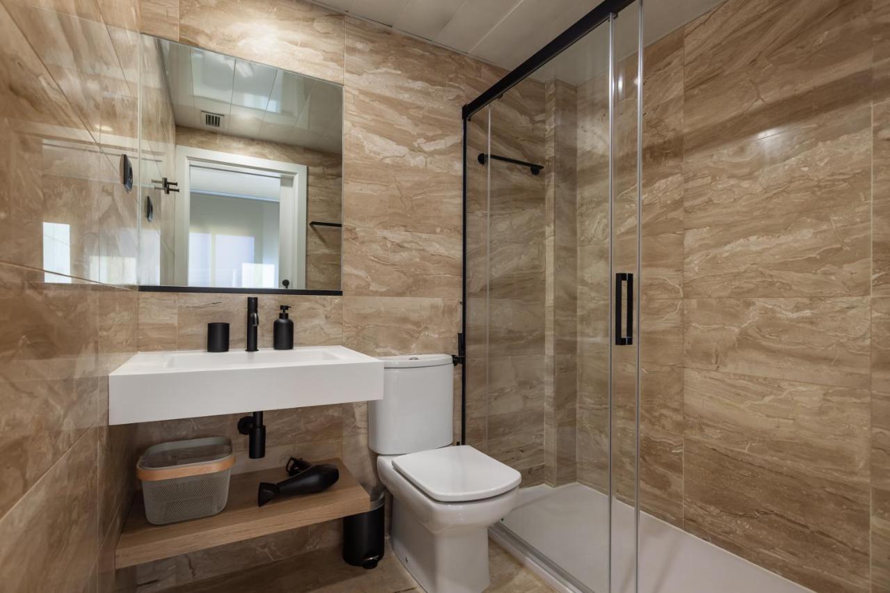 Cozy Apartment Les Corts Barcellona Esterno foto