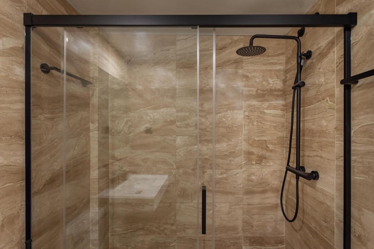 Cozy Apartment Les Corts Barcellona Esterno foto